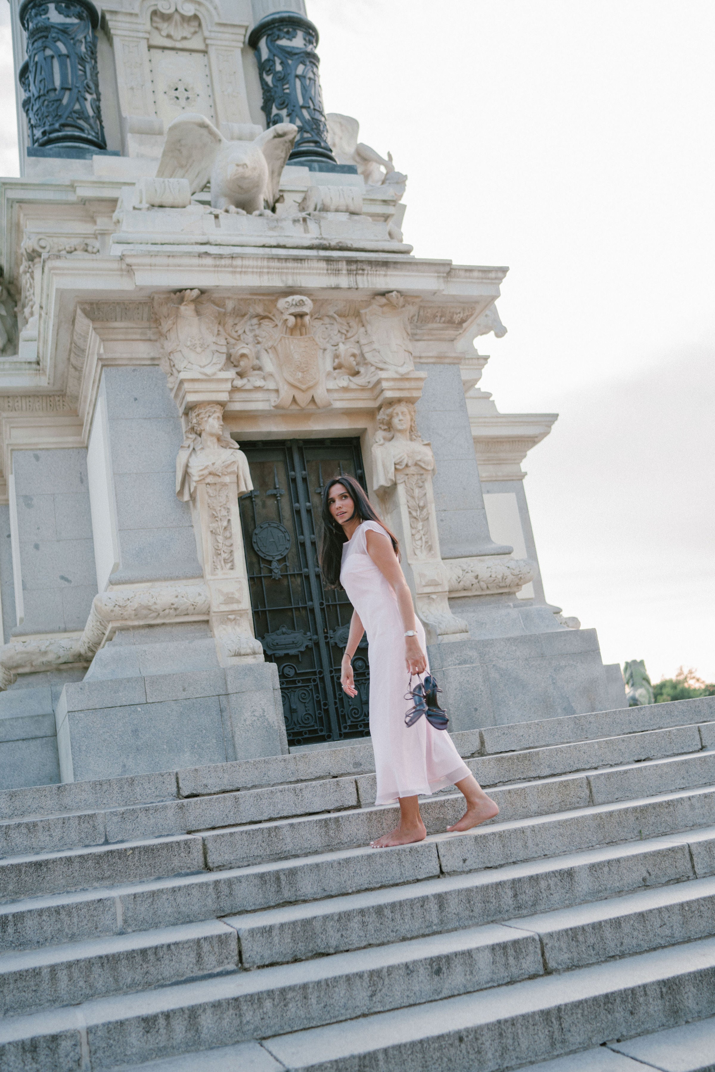 VESTIDO ROSA SATINADO CON CAPA EN ORGANZA