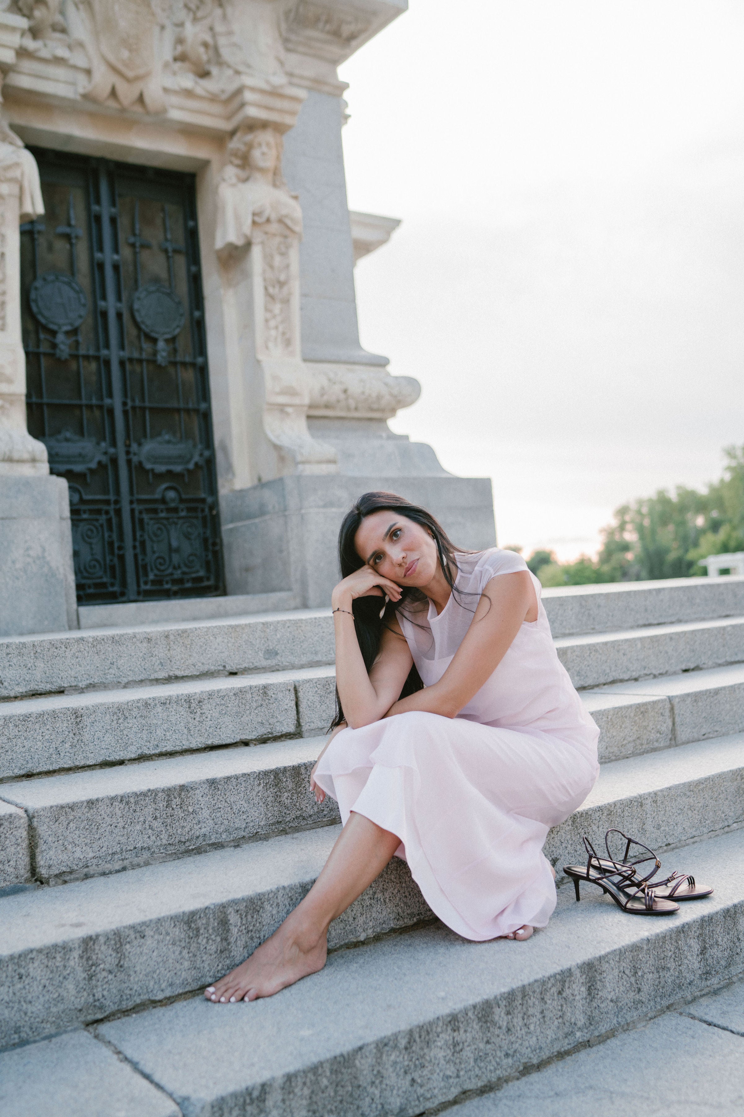 VESTIDO ROSA SATINADO CON CAPA EN ORGANZA