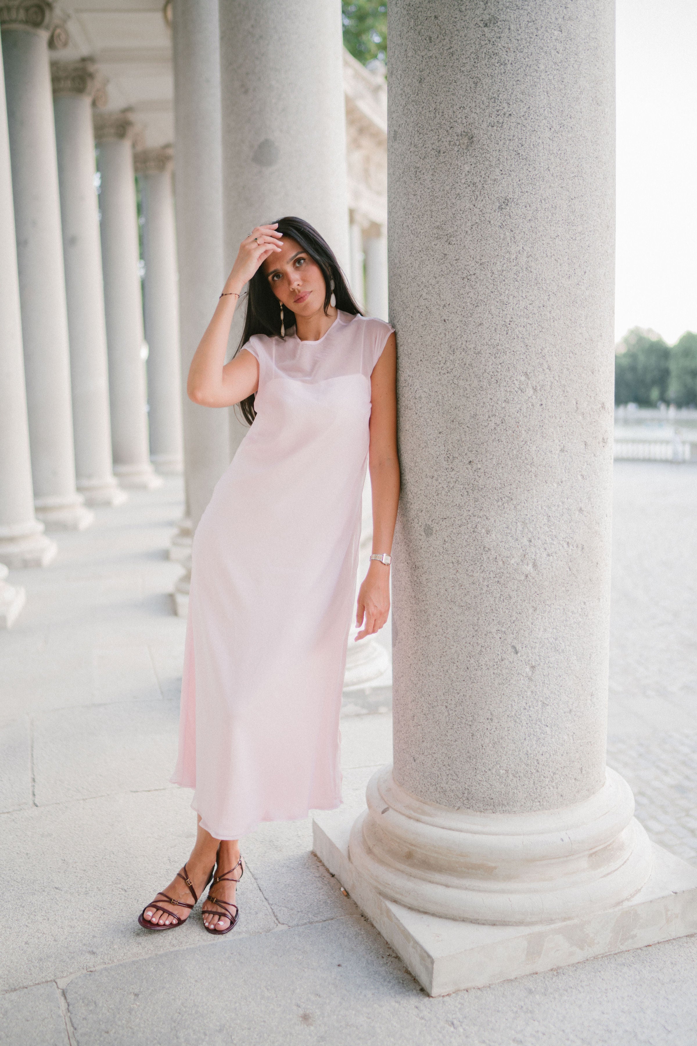 VESTIDO ROSA SATINADO CON CAPA EN ORGANZA