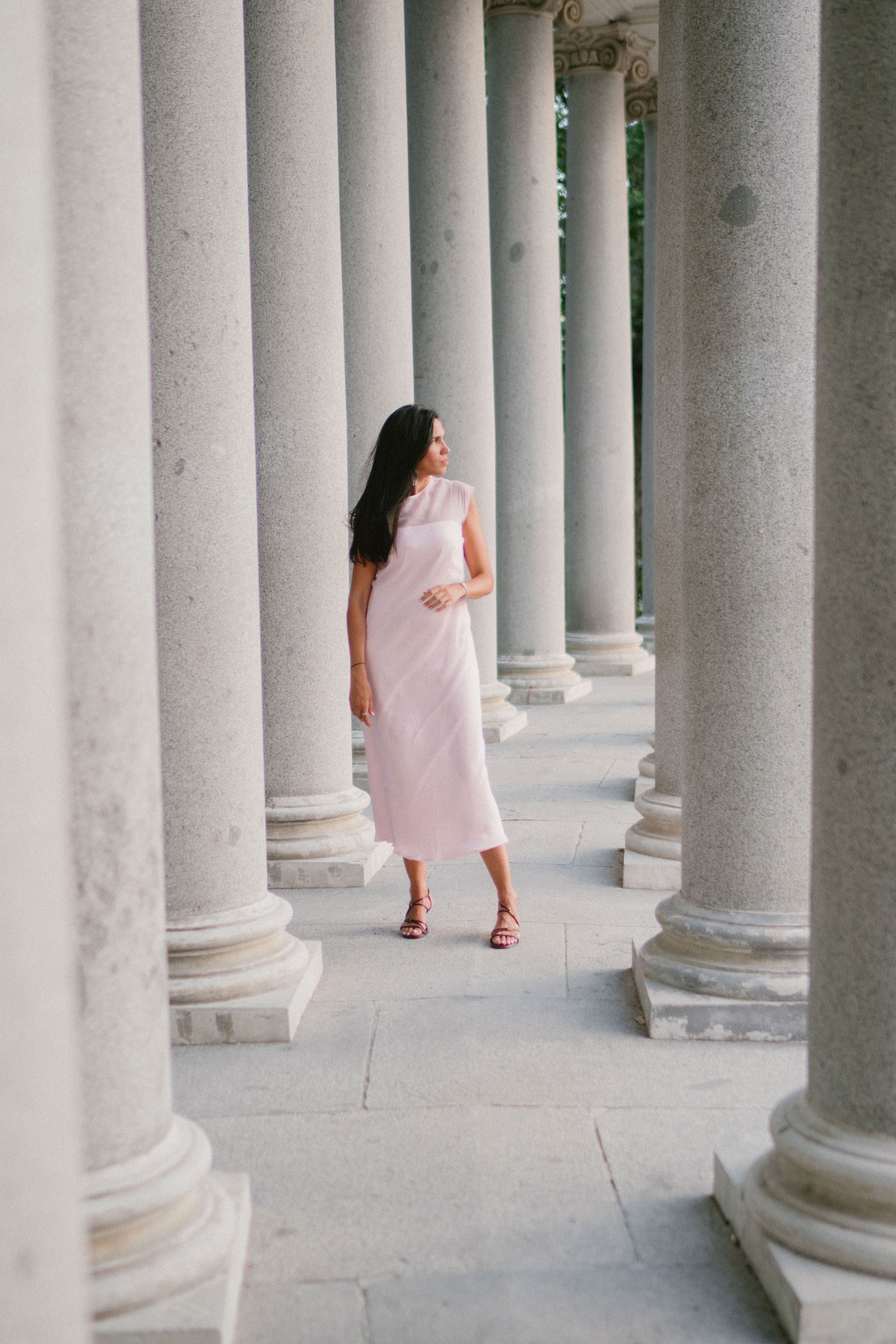 VESTIDO ROSA SATINADO CON CAPA EN ORGANZA
