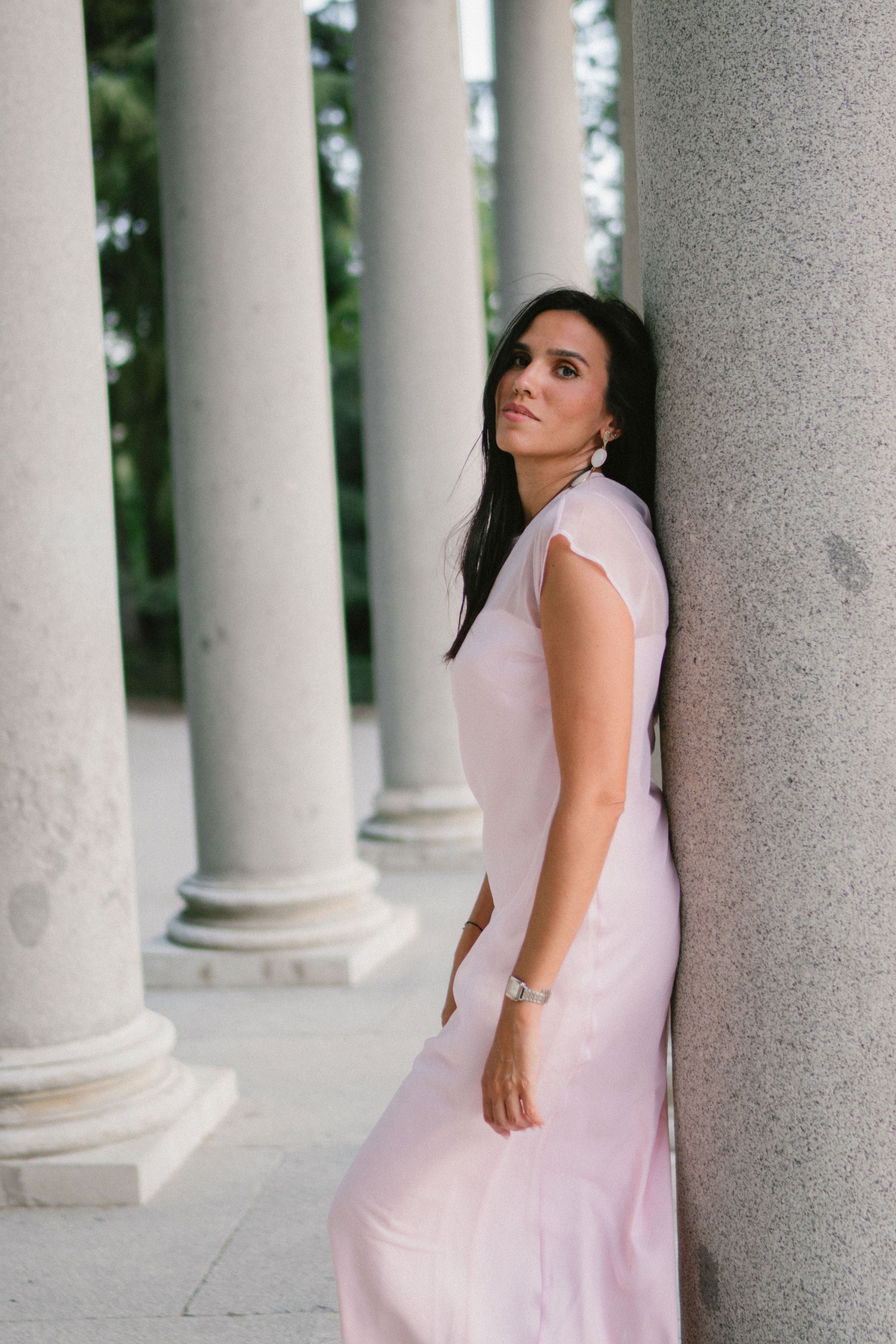 VESTIDO ROSA SATINADO CON CAPA EN ORGANZA