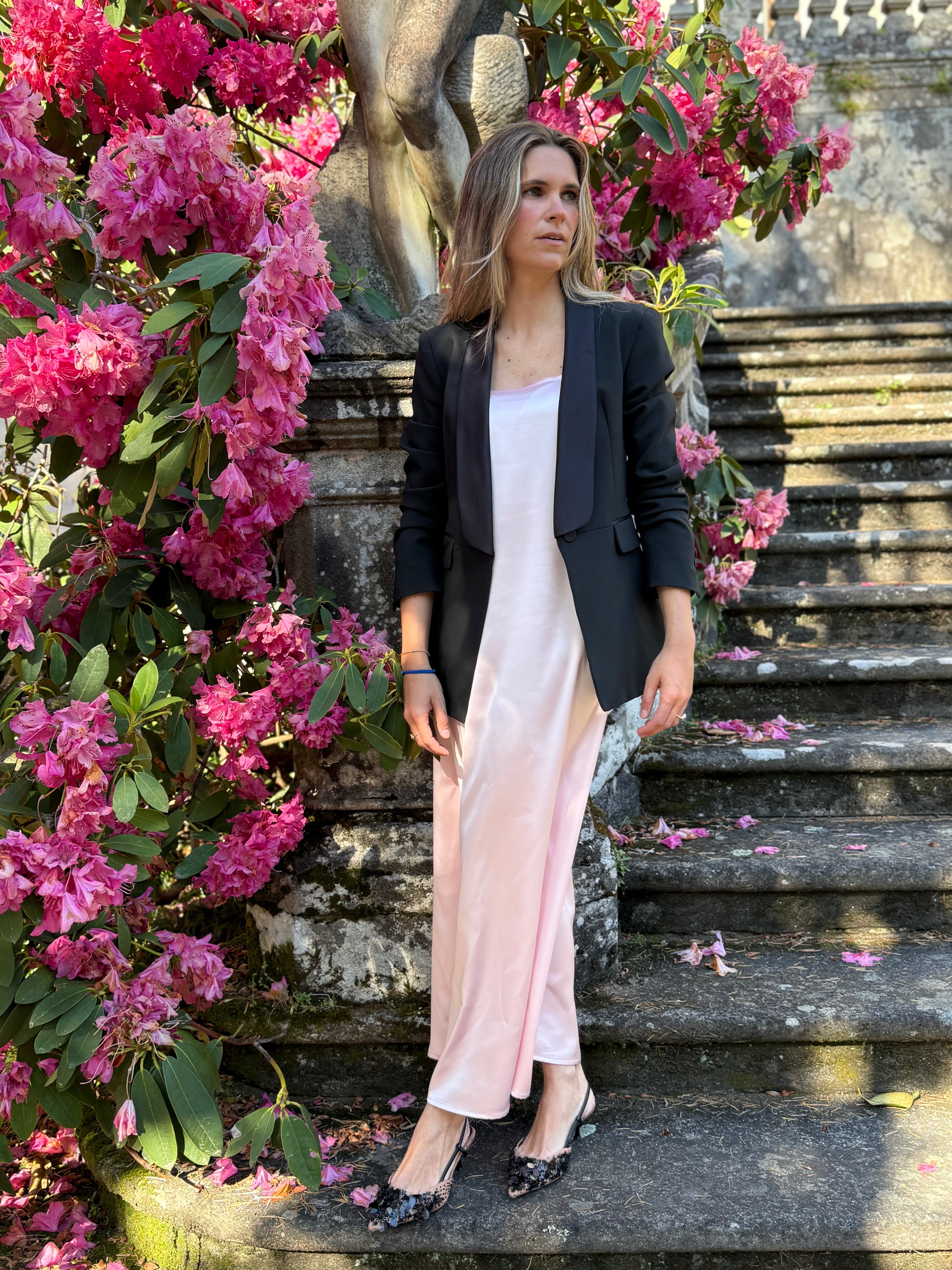 VESTIDO ROSA SATINADO CON CAPA EN ORGANZA
