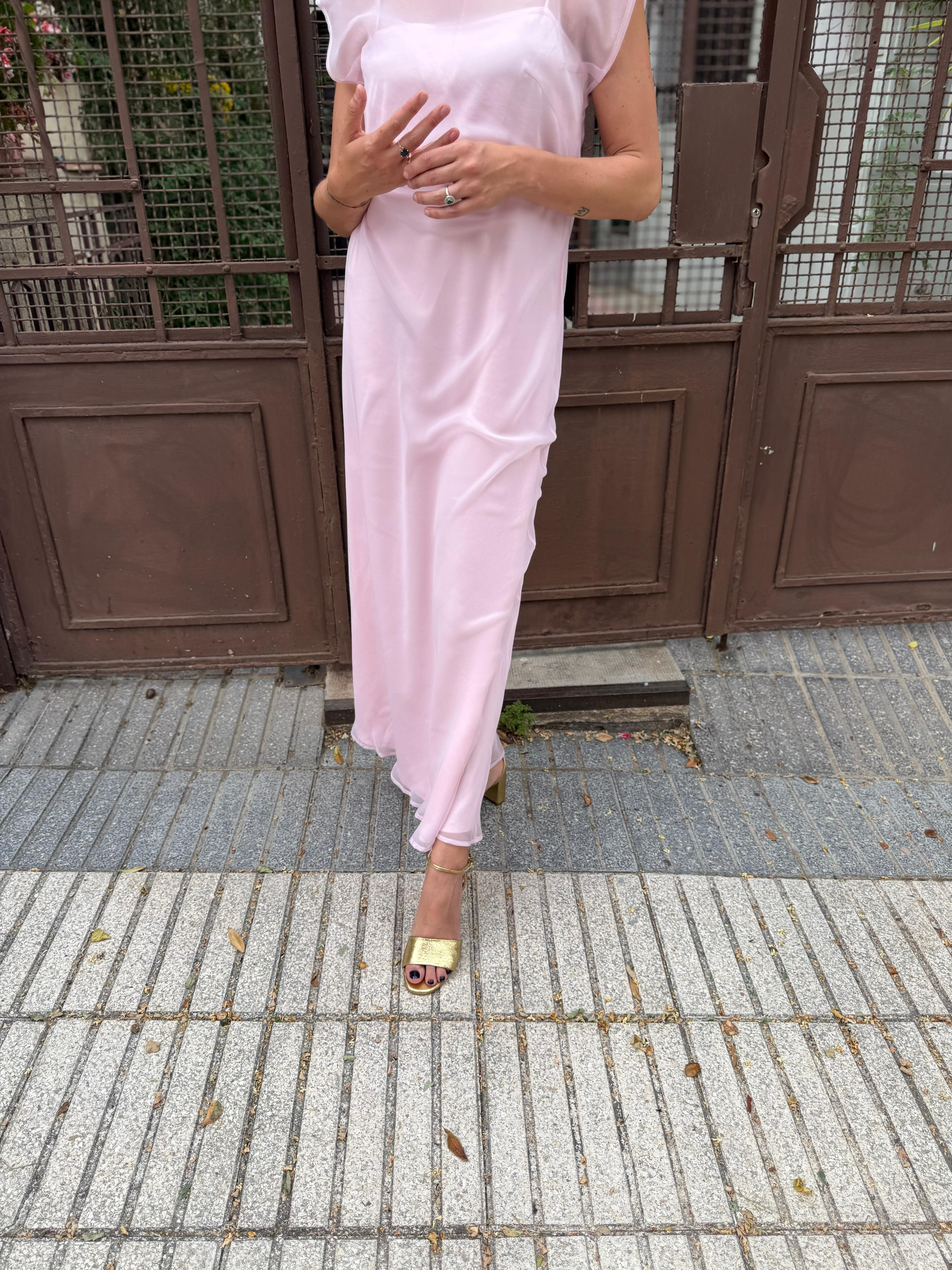 VESTIDO ROSA SATINADO CON CAPA EN ORGANZA