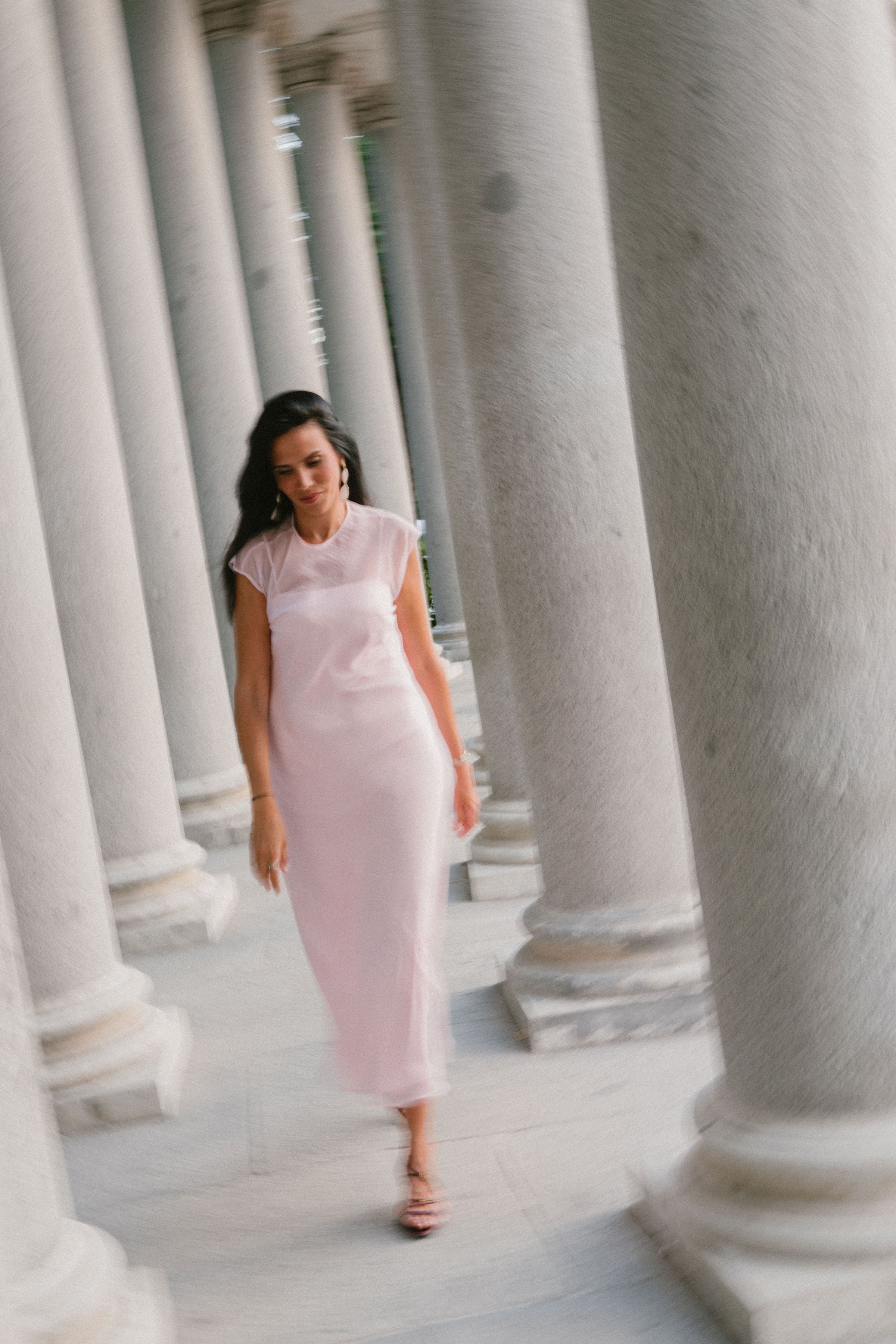 VESTIDO ROSA SATINADO CON CAPA EN ORGANZA